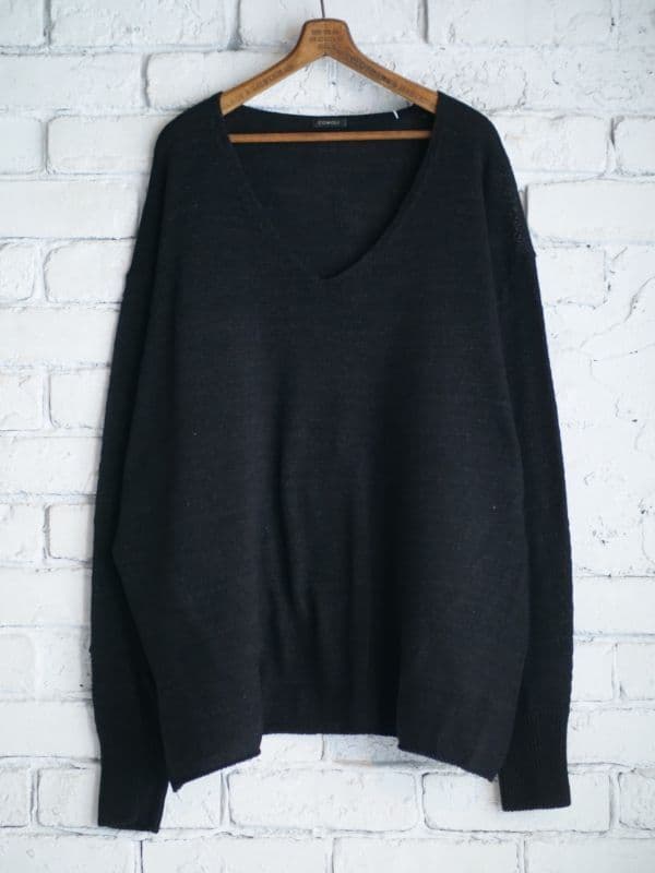 コモリ ブラックVネックニット(Z01-06019)[ブラック]