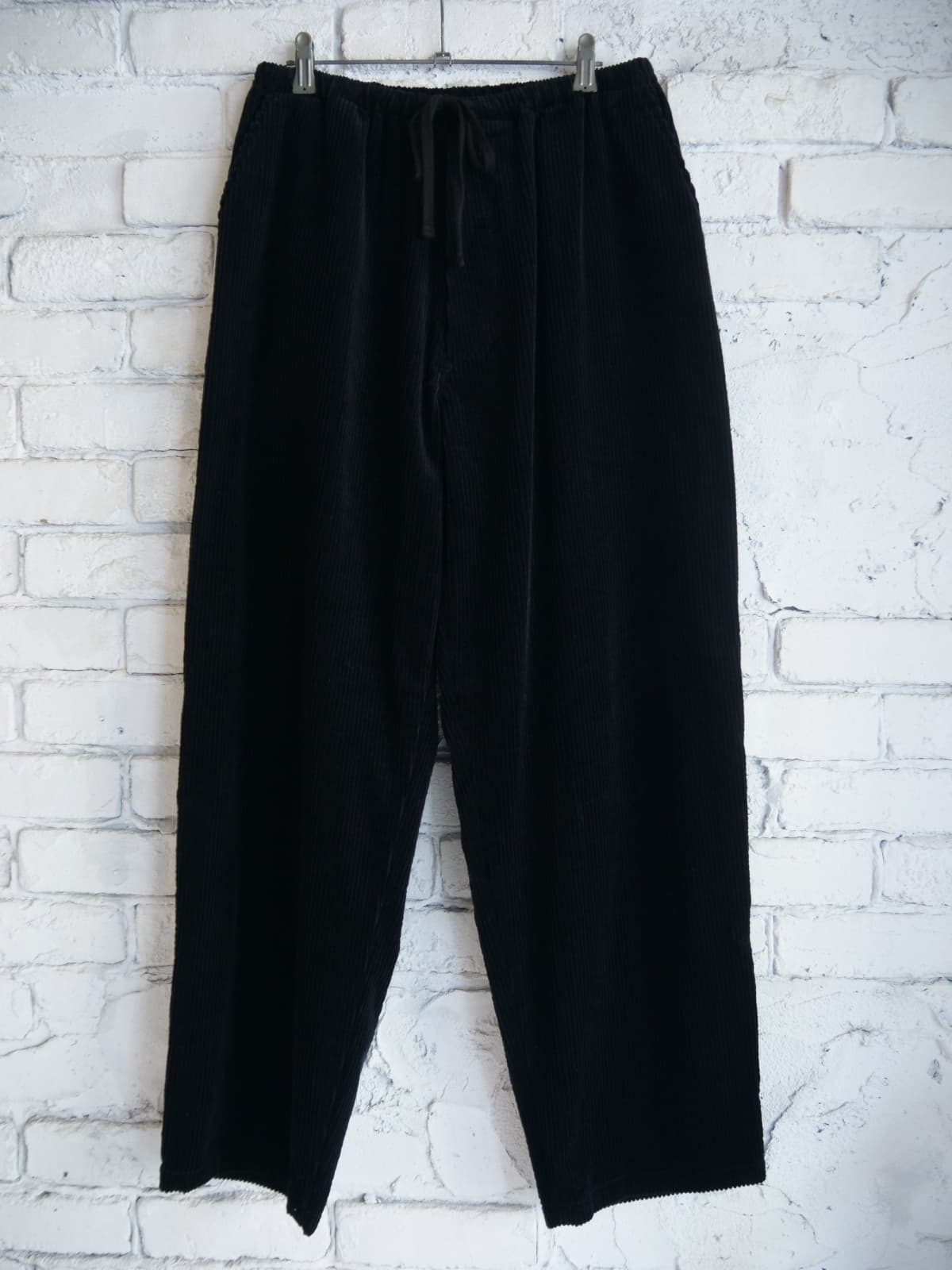 コモリ コーデュロイドローストリングパンツ(A03-03018）[ブラック]