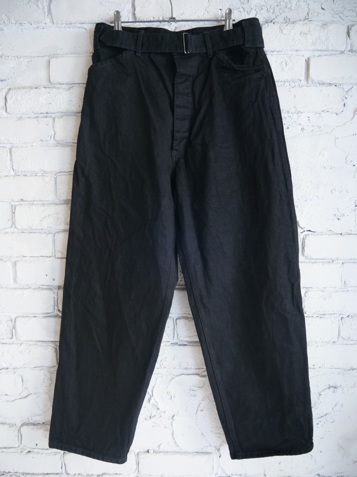 コモリ ブラックデニムベルテッドパンツ (D01-03001)[ブラック]