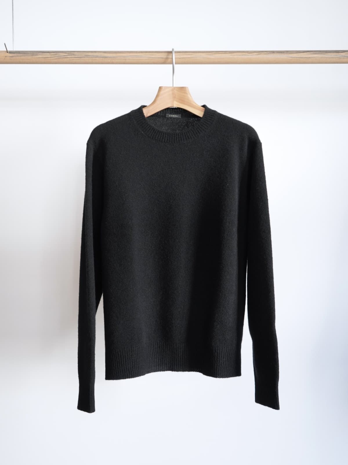 ＜COMOLI＞ラムズウール クルーネックニット
