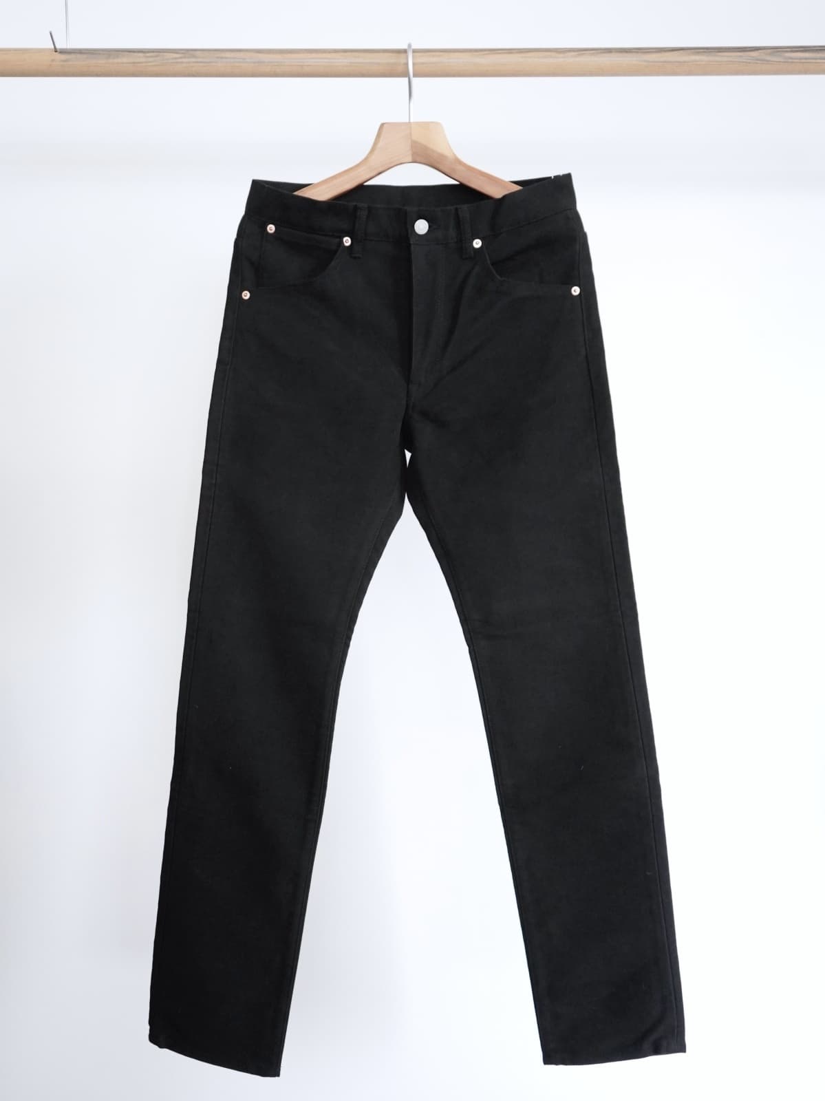 「COMOLI」モールスキン5Pパンツ