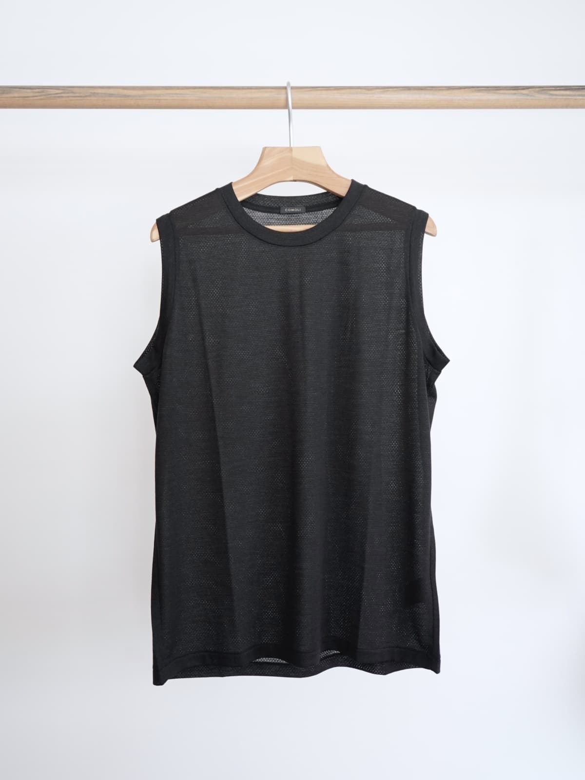 COMOLI(コモリ) /ウールメッシュノースリーブ -CHARCOAL-(B01-05033)