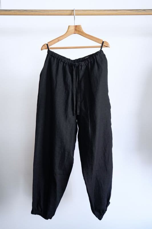 (コモリ) / カナパ ドローストリングパンツ
