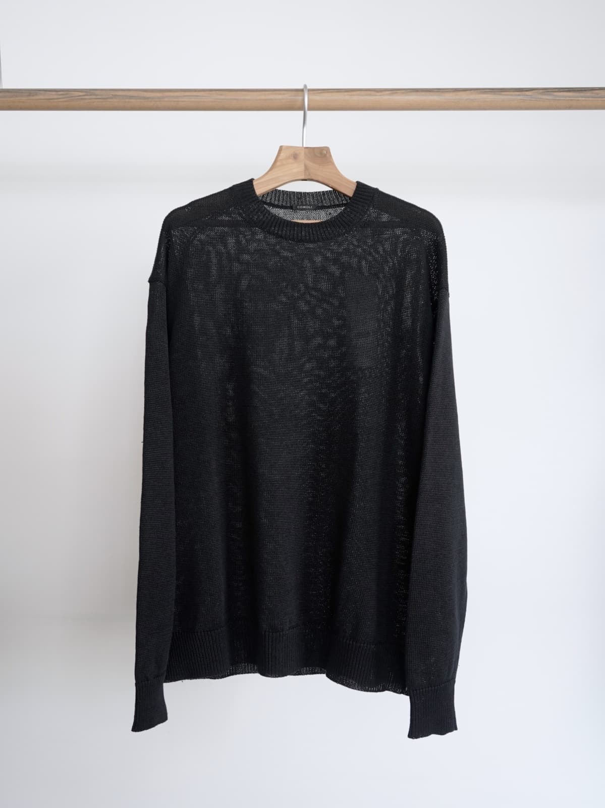(コモリ) / リネン クルーネックニット / BLACK