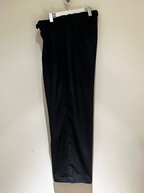 ANCELLM（アンセルム） Wool Satin Belt-less Slacks（ウールサテン ベルトレススラックス） ブラック