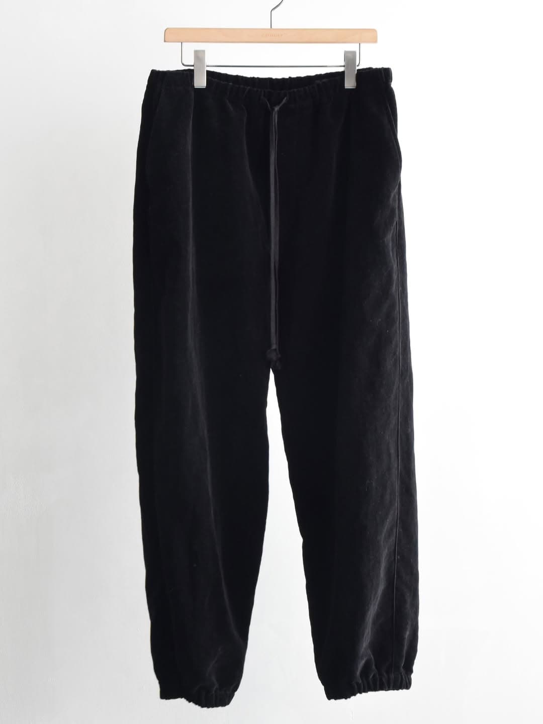 COMOLI ベルベット ドローストリングパンツ