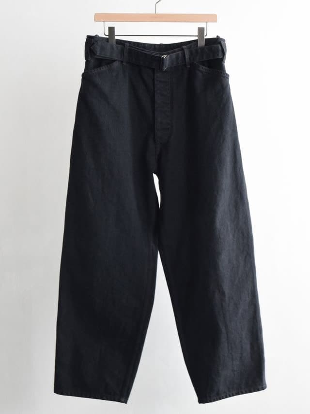 COMOLI ブラックデニム ベルテッドパンツ