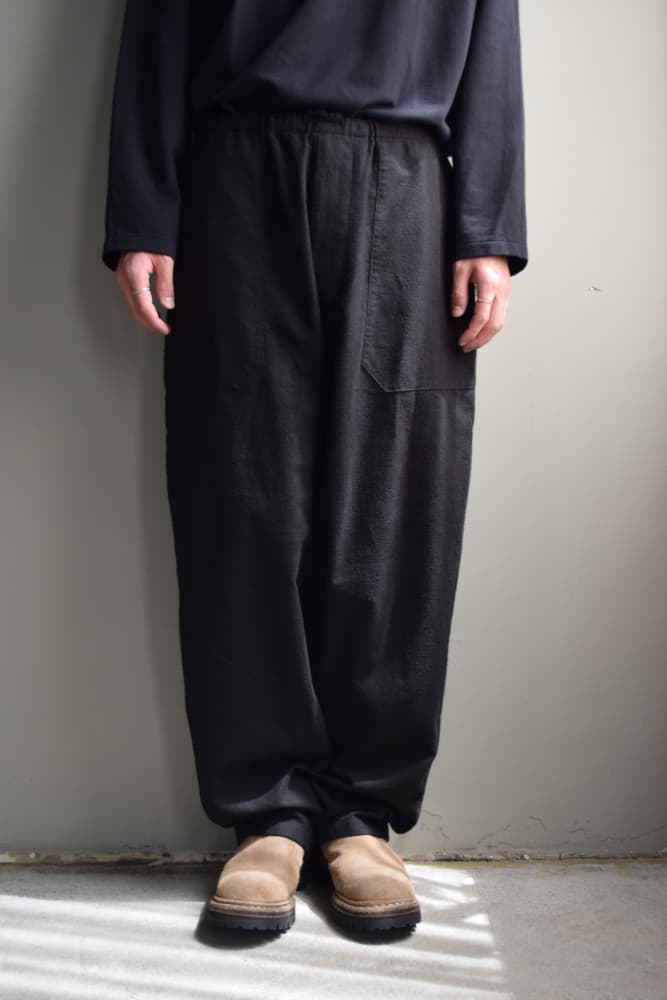 (コモリ) コットンネル テーパードパンツ [BLACK]