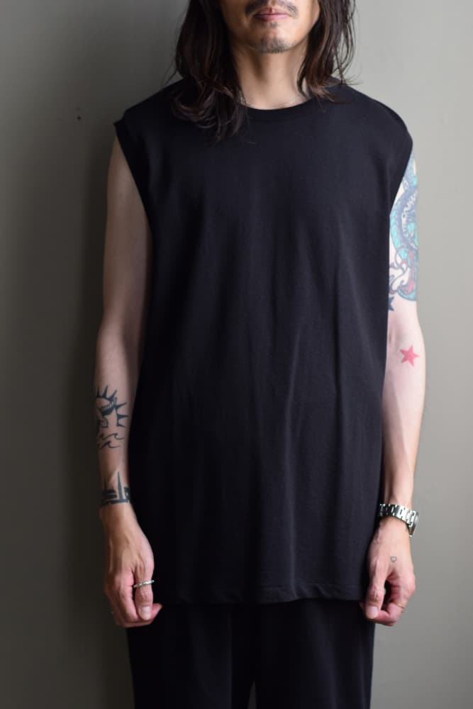 (コモリ) COTTON MESH SLEEVELESS T-SHIRT