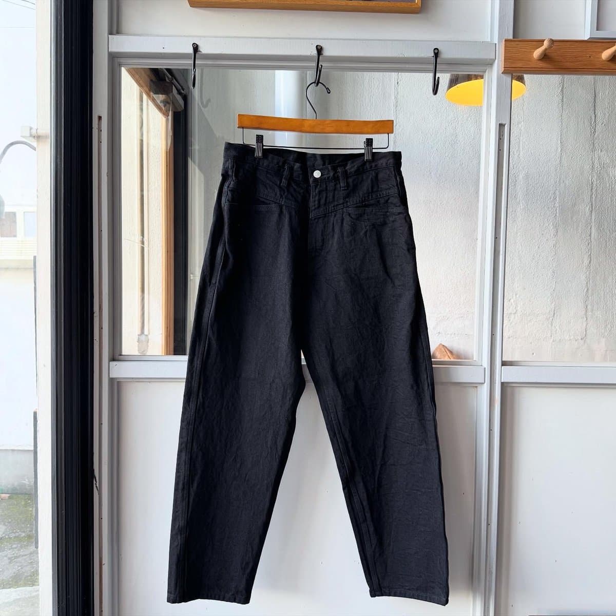 ブラックデニム テーパードパンツ