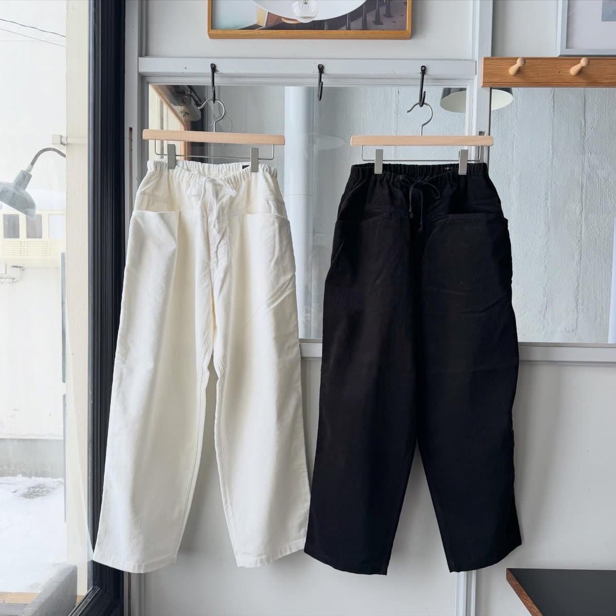 COMOLI コーデュロイ ドローストリング パンツ , White