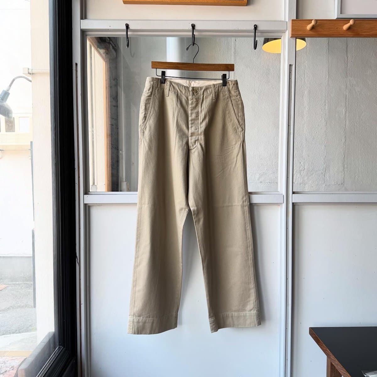 KHAKI チノパンツ