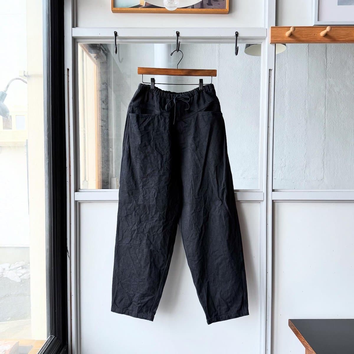 ブラックドリル テーパードパンツ