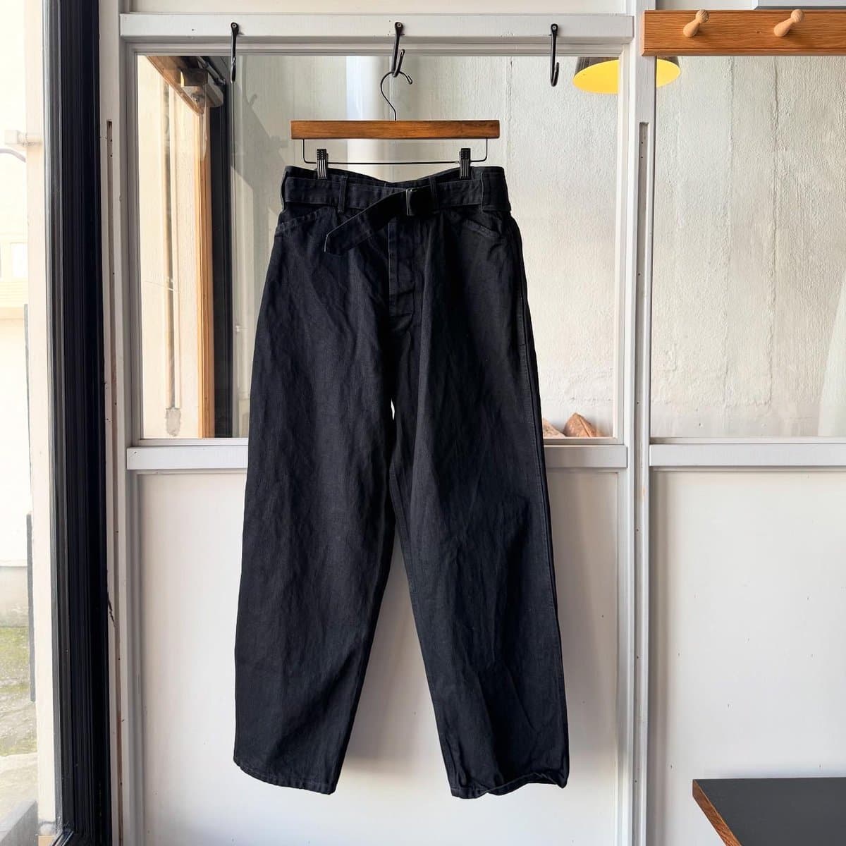 ブラックデニム ベルテッドパンツ