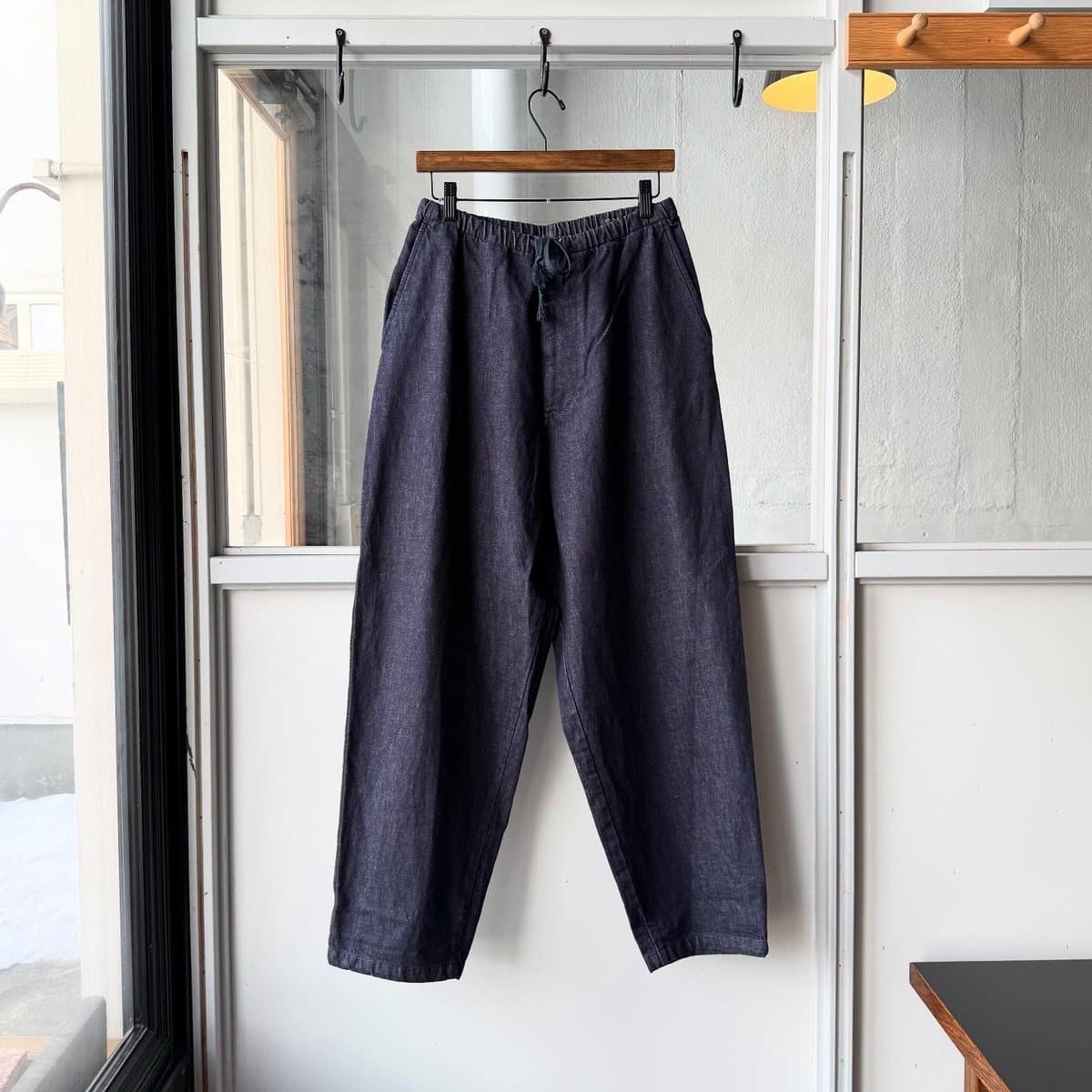 ネイビーデニム テーパードパンツ