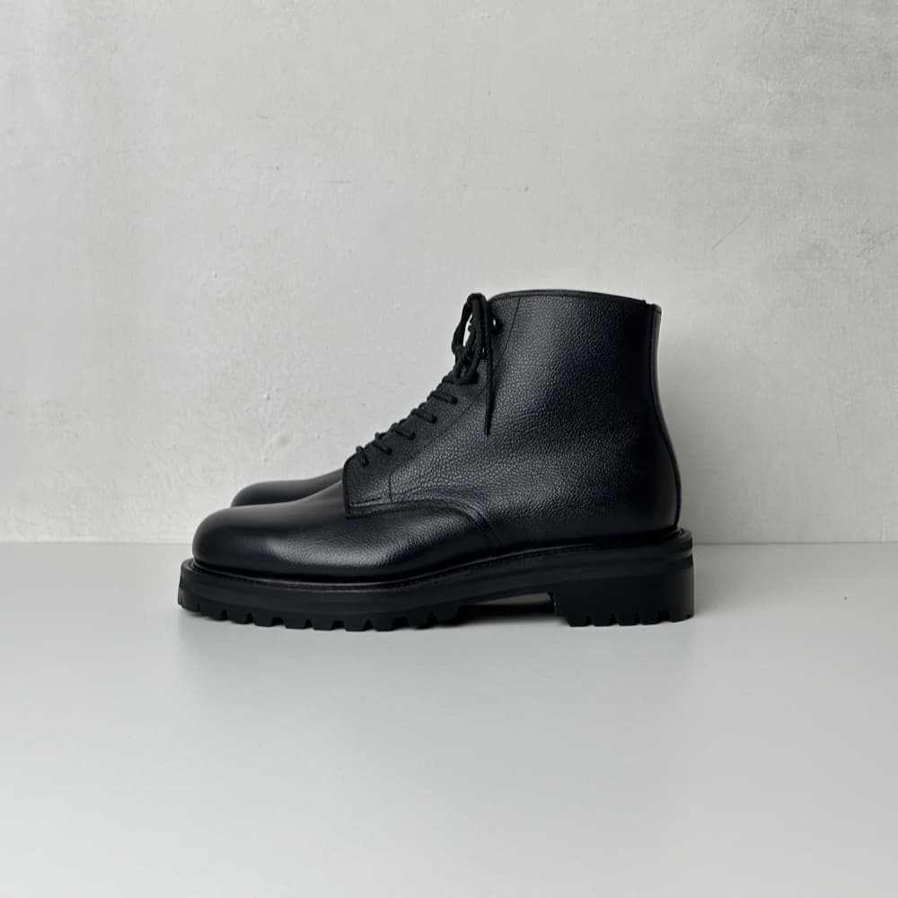 LACE-UP BOOTS IN GRAIN LEATHER